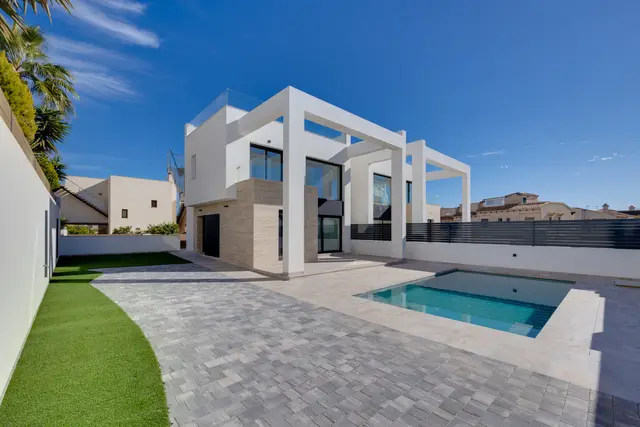 Nieuwbouwvilla met privézwembad en 4 slaapkamers in Torrevieja, Torrevieja