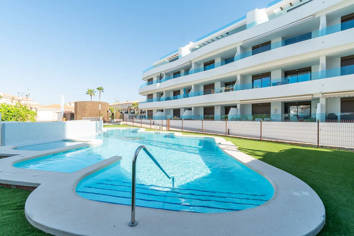 Nieuwbouwappartementen met zeezicht in Playa Flamenca, Orihuela, foto 1