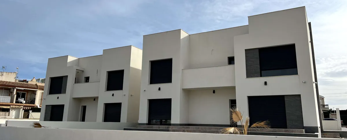 Nieuwbouwvilla met privézwembad en zeezicht in Torrevieja, foto 1