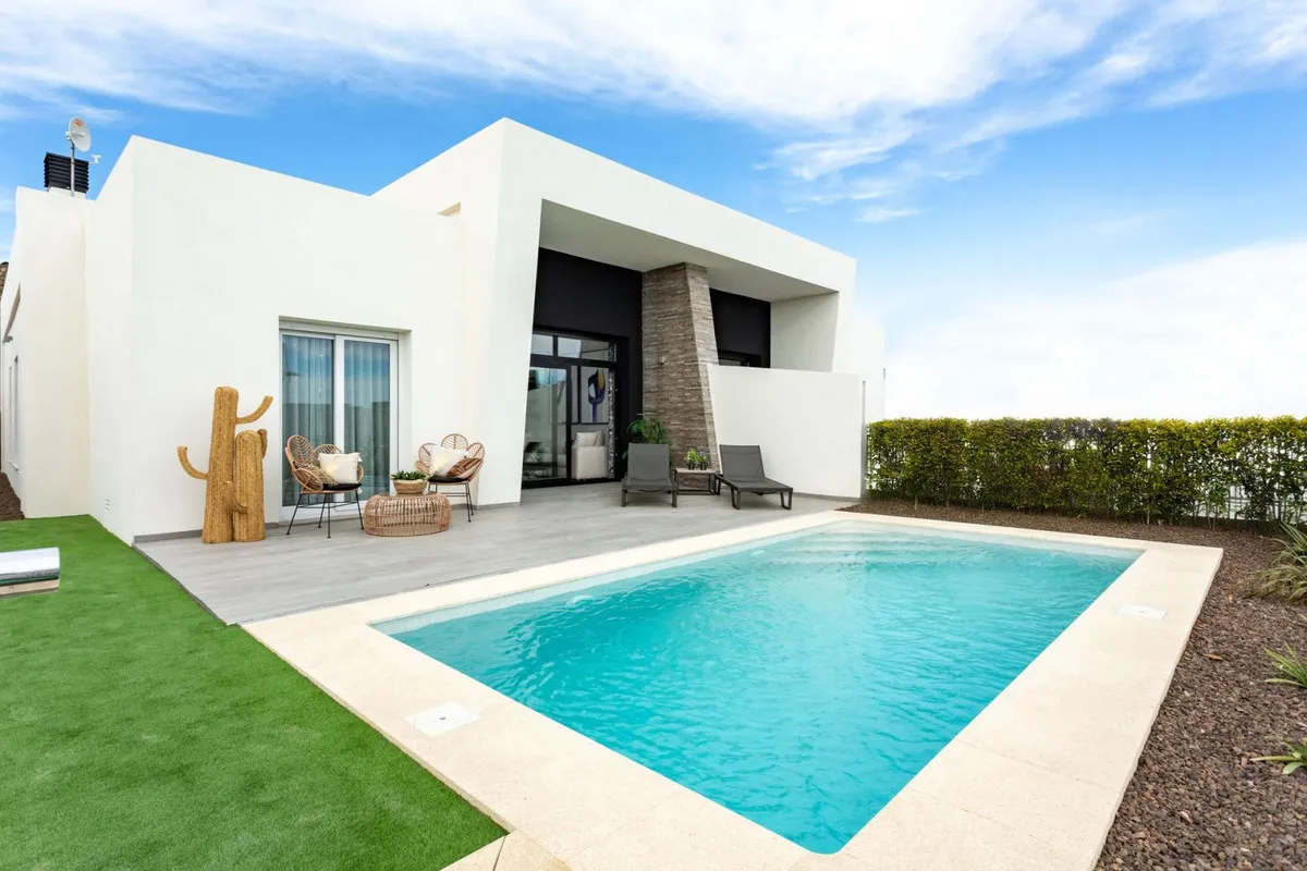 Nieuwbouwvilla met privézwembad aan de golfbaan in Algorfa, foto 1