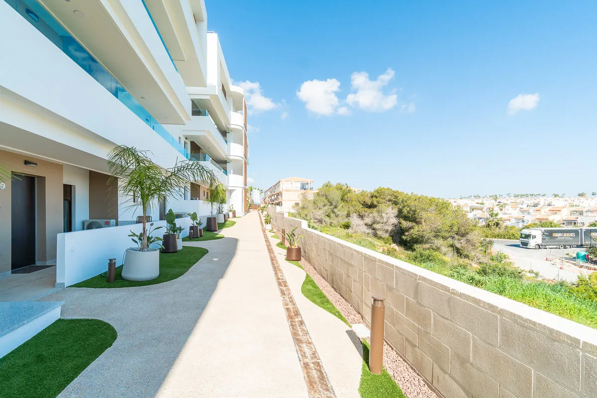 Nieuwbouwappartementen met zeezicht in Playa Flamenca, Orihuela, foto 2