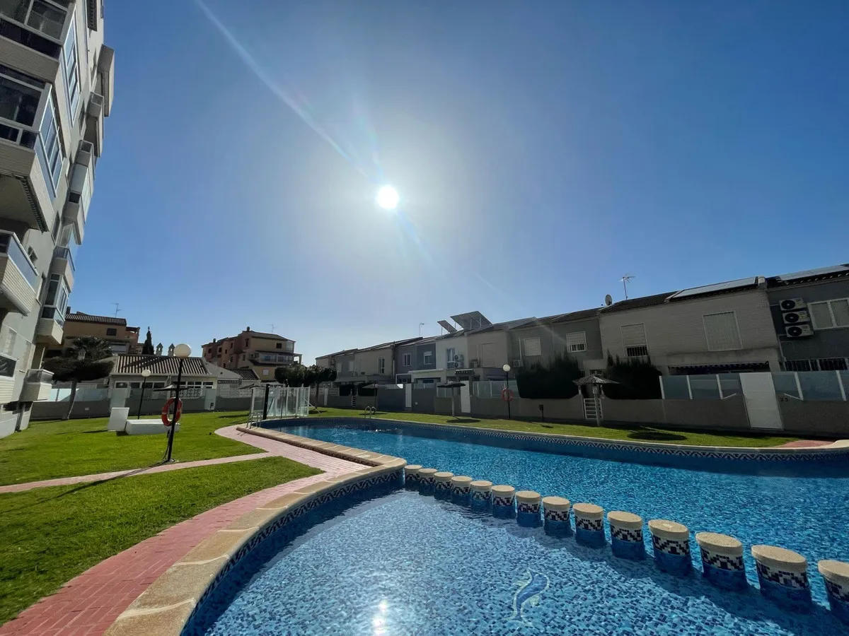 Nieuwbouwappartementen met privétuin en zwembad in Torrevieja, foto 2